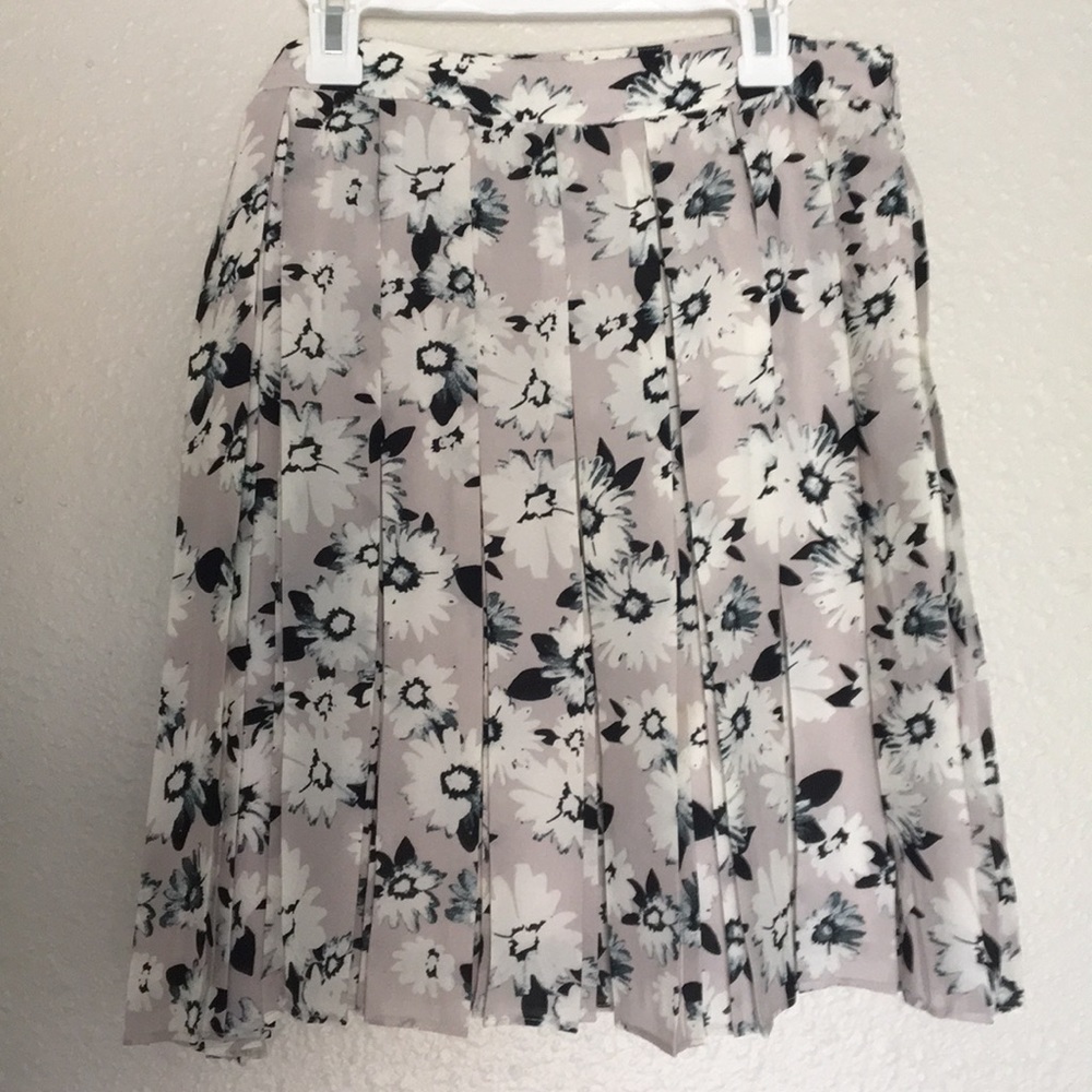 Banana Republic Floral Pleated Mini Skirt in Beige, White & Black